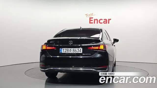 Lexus ES 2023