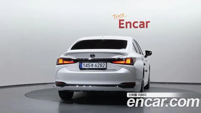 Lexus ES 2025