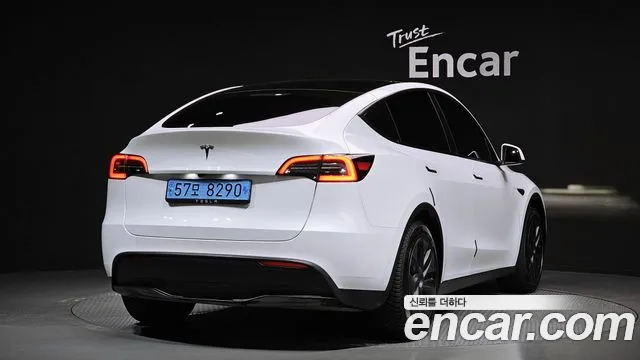 Tesla Model Y 2024