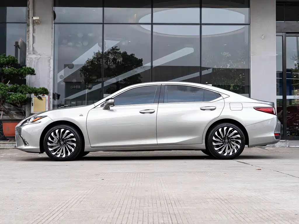 Lexus ES 2024