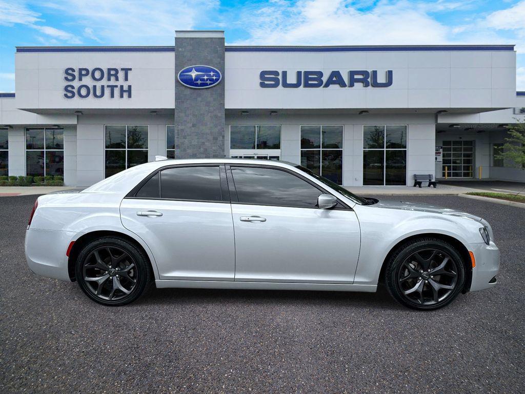 Chrysler 300 2023