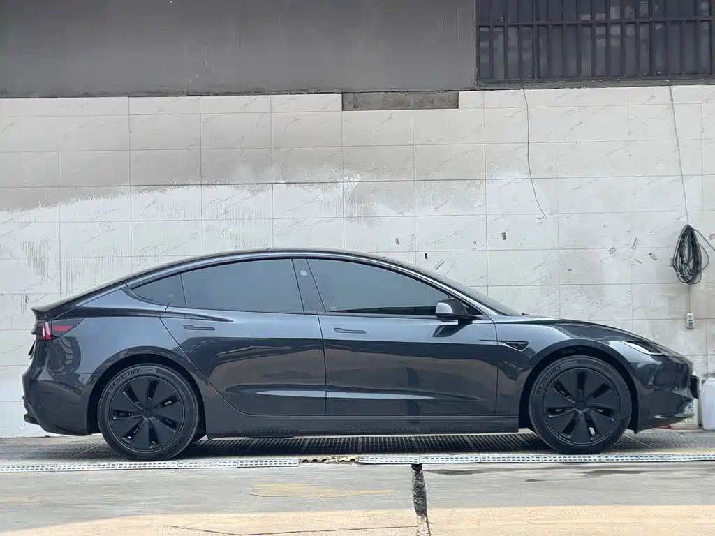 Tesla Model 3 2024