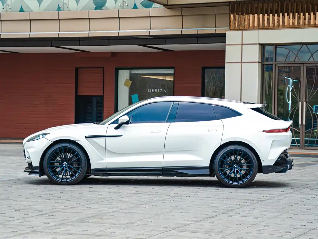 Aston Martin DBX 2021