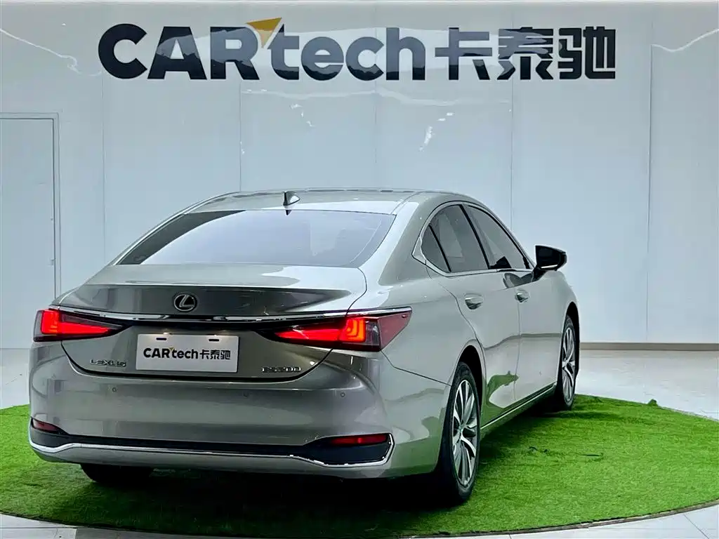 Lexus ES 2021