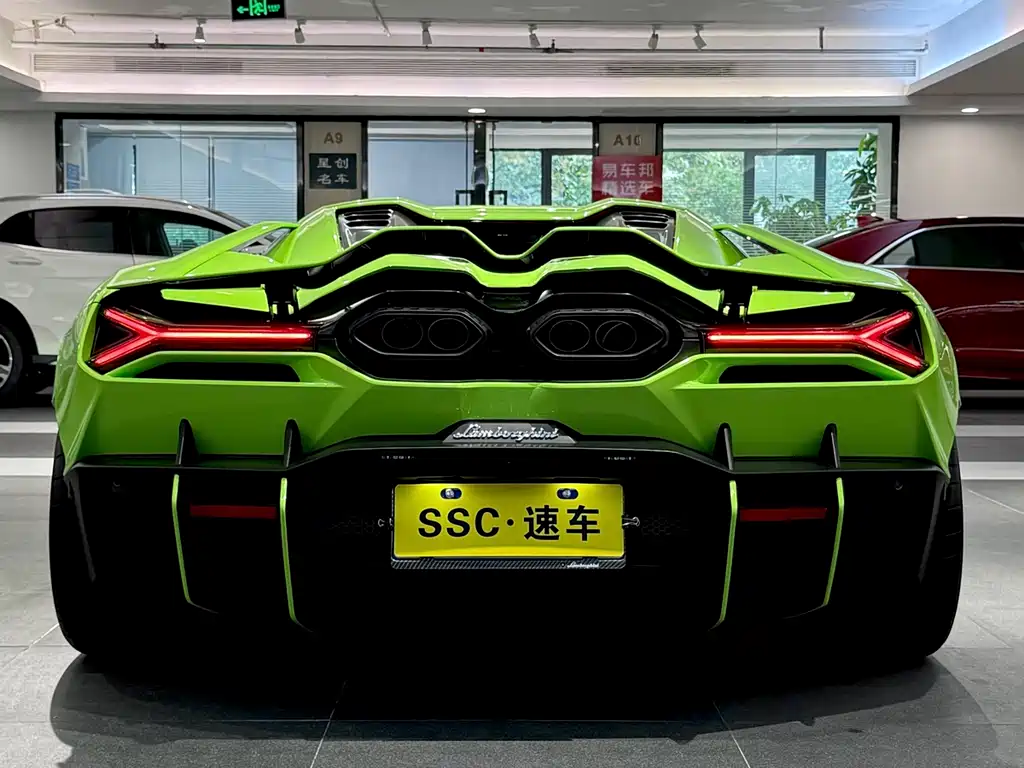 Lamborghini Revuelto 2025