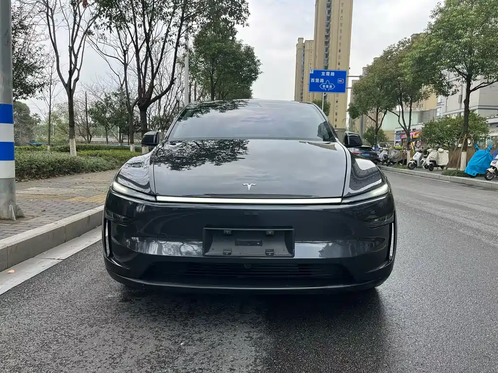 Tesla Model Y 2025