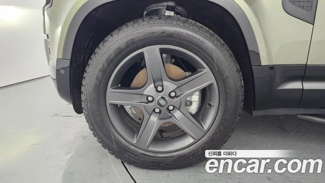 Land Rover Defender 2024