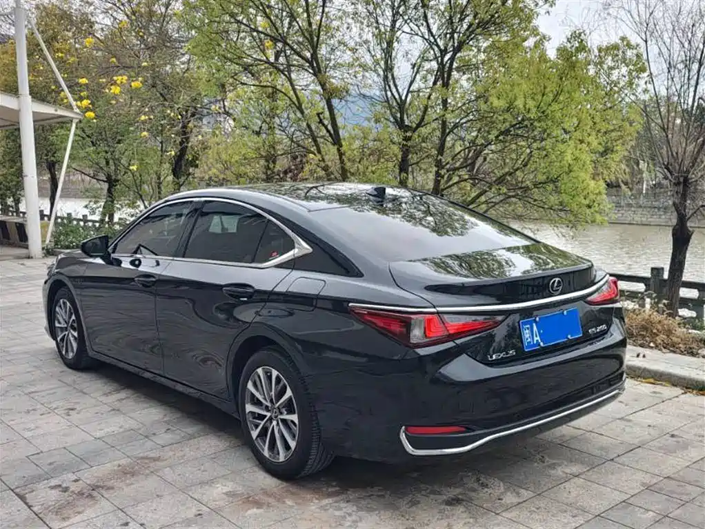 Lexus ES 2023