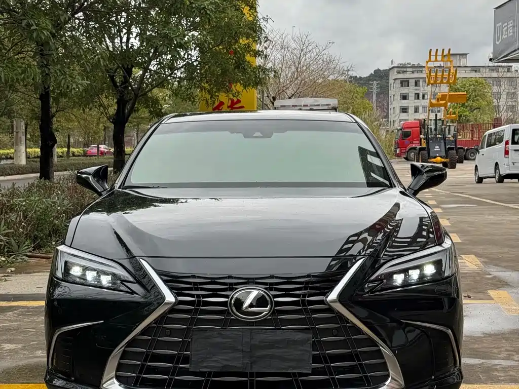 Lexus ES 2025