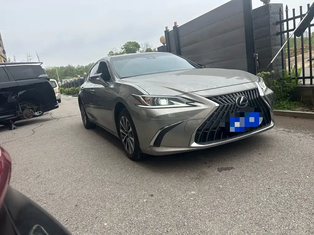 Lexus ES 2024
