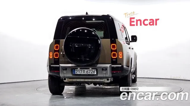 Land Rover Defender 2024