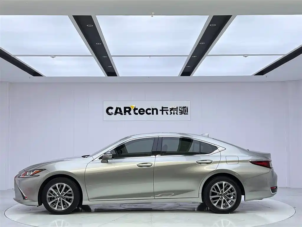 Lexus ES 2022