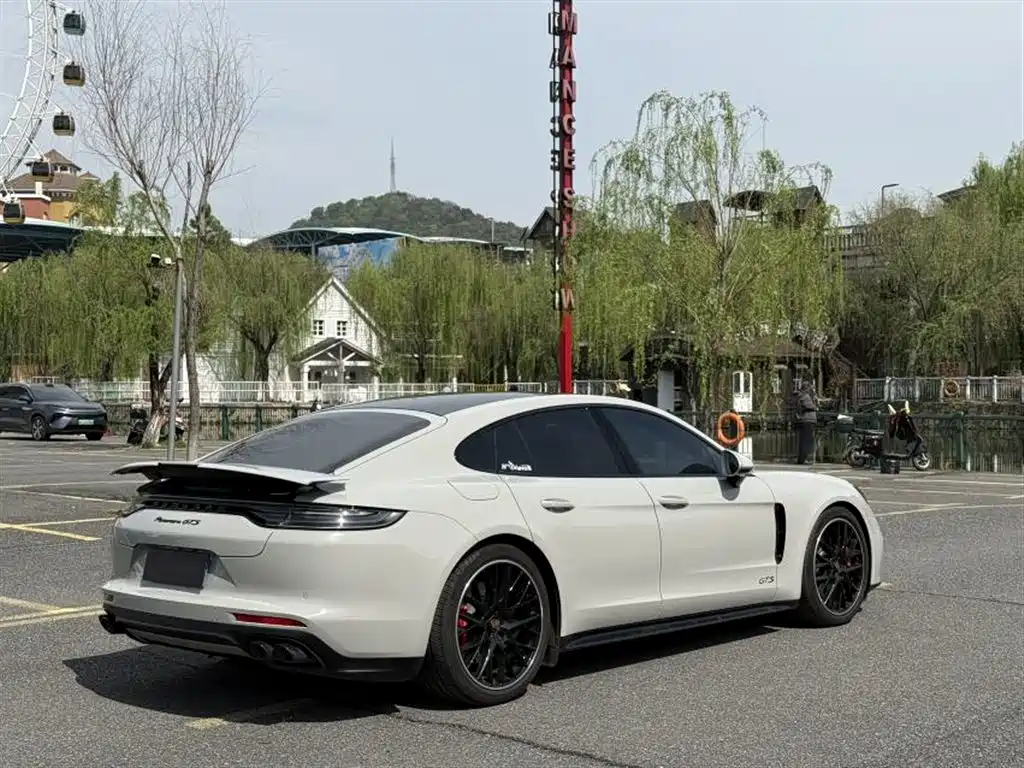 Porsche Panamera 2023