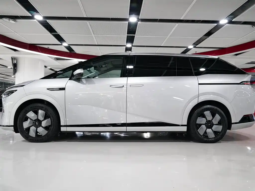 Xpeng X9 2025