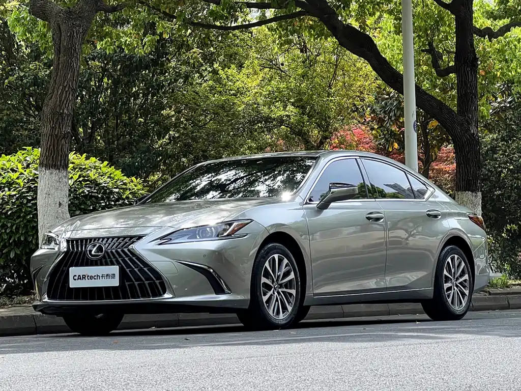 Lexus ES 2024