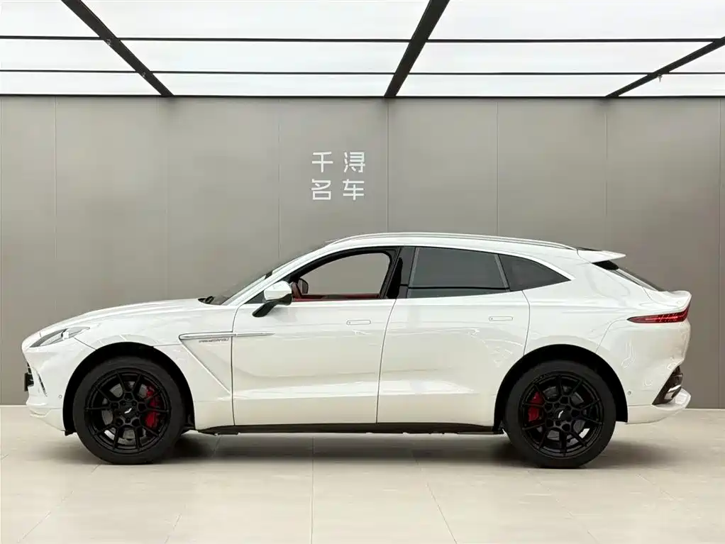 Aston Martin DBX 2023