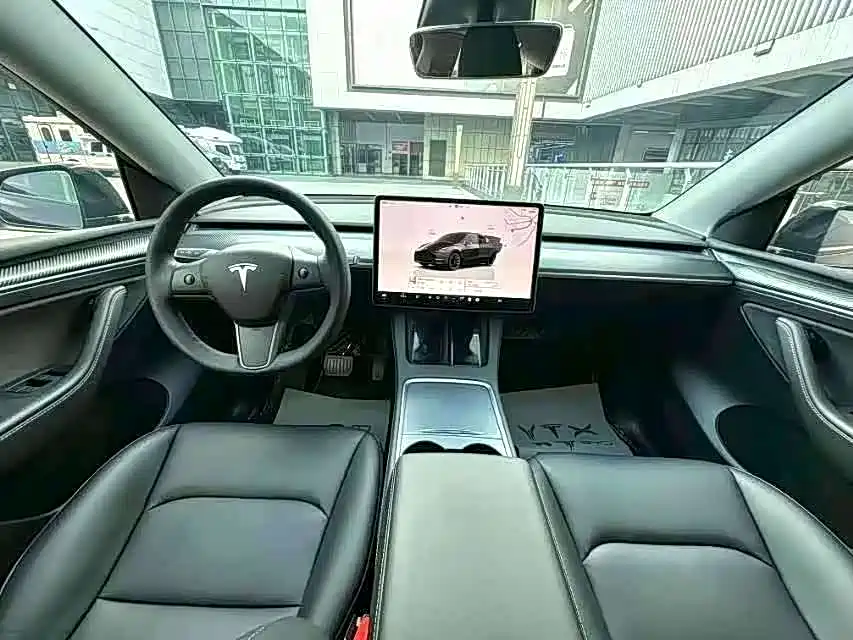 Tesla Model Y 2024
