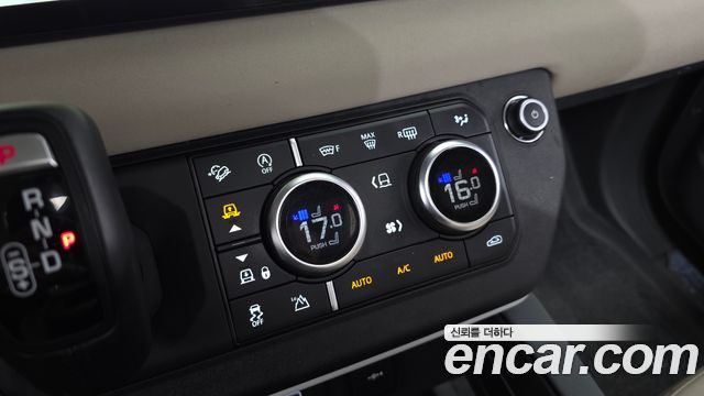 Land Rover Defender 2022