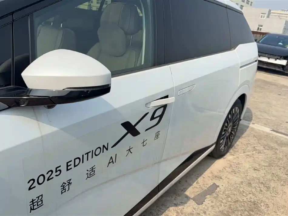 Xpeng X9 2025