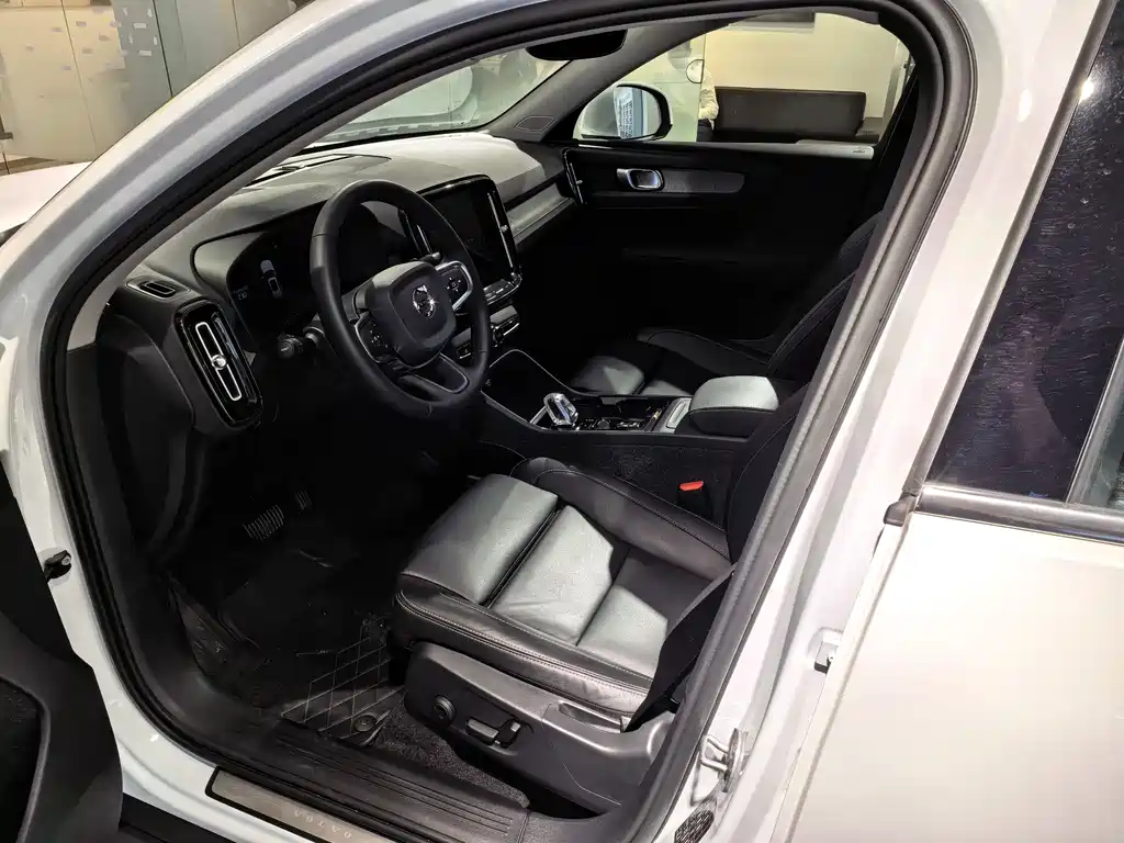 Volvo XC40 2025