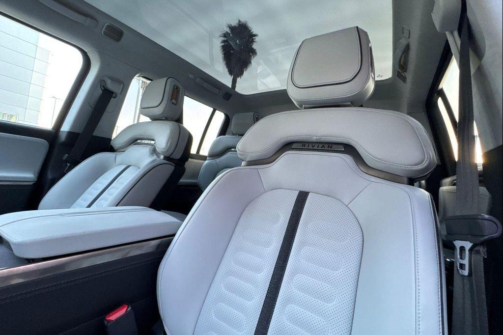 Rivian R1S 2023