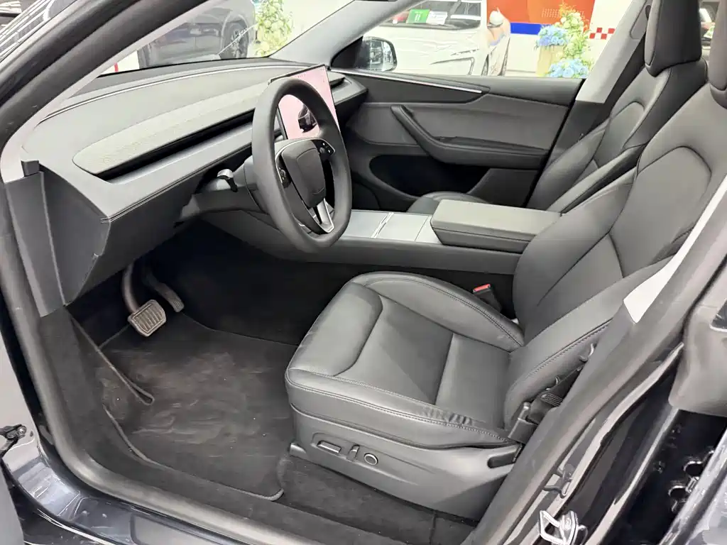 Tesla Model Y 2025
