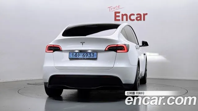 Tesla Model Y 2024