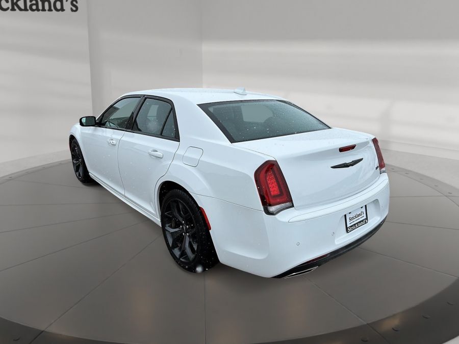 Chrysler 300 2022