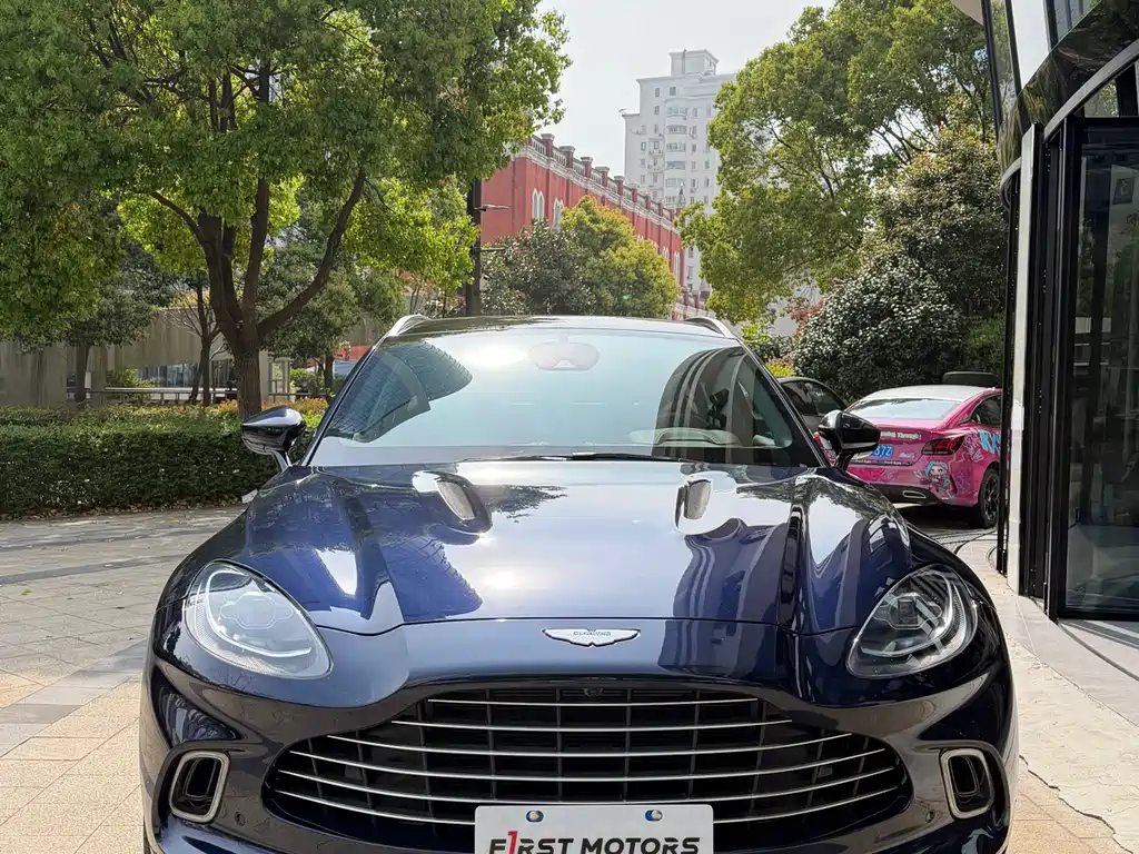 Aston Martin DBX 2021
