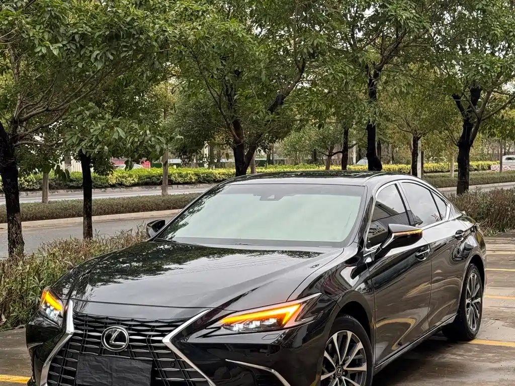 Lexus ES 2025