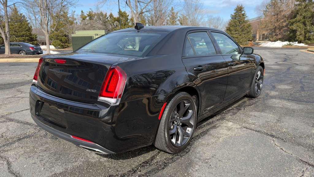 Chrysler 300 2021