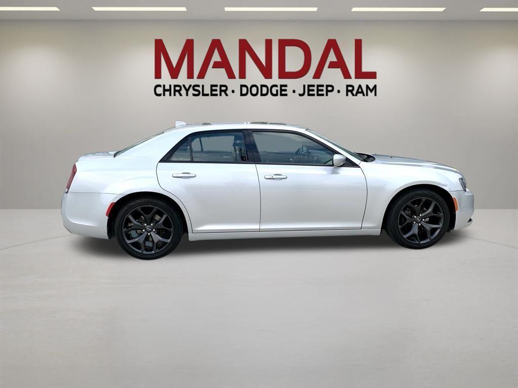 Chrysler 300 2021