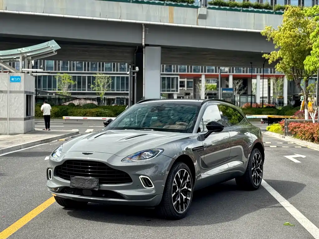 Aston Martin DBX 2023