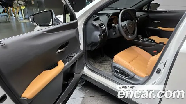 Lexus UX 2025