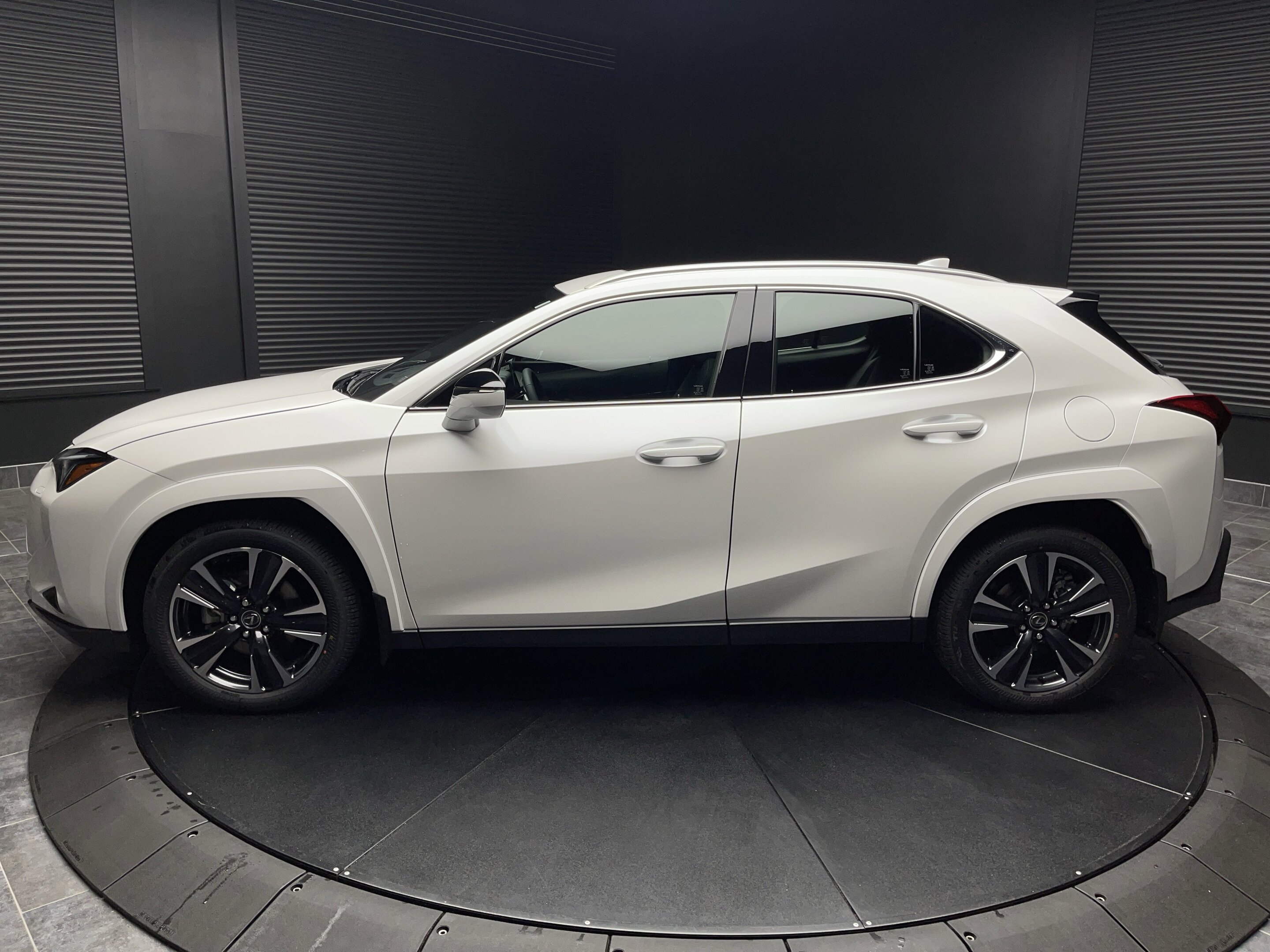 Lexus UX 2025