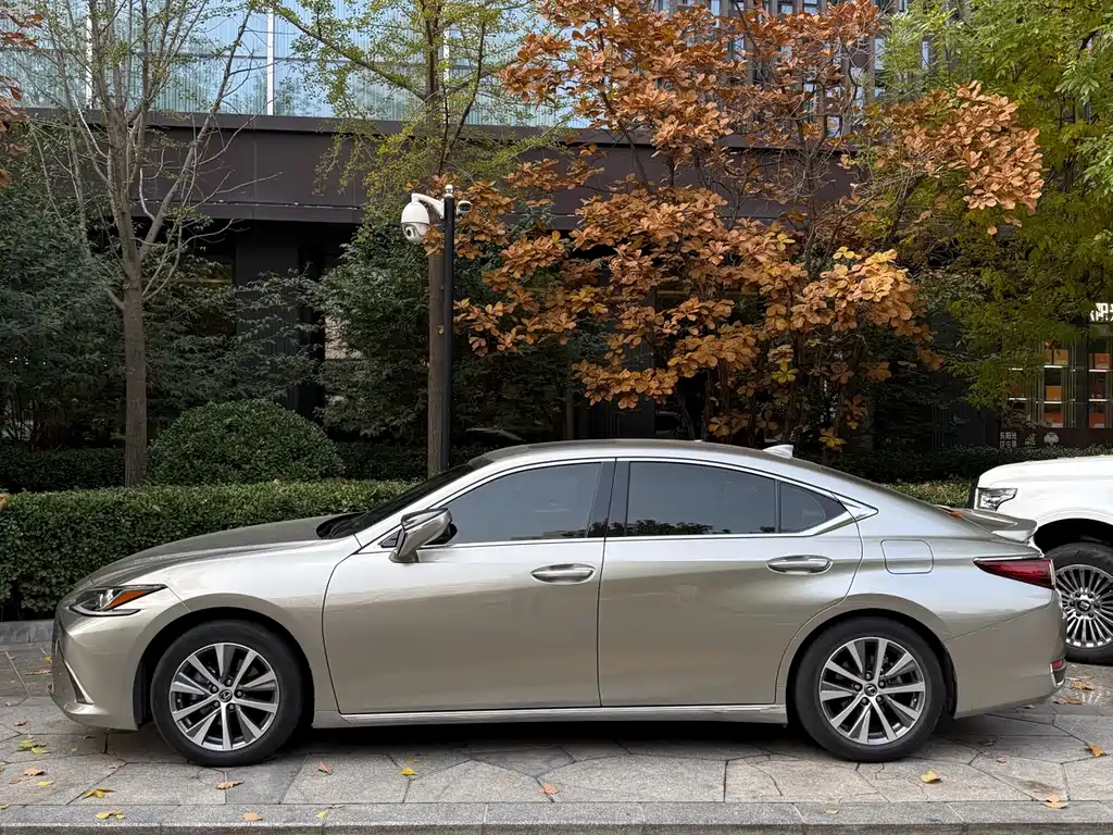 Lexus ES 2021