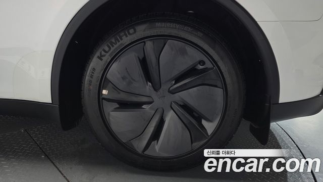 Tesla Model Y 2025