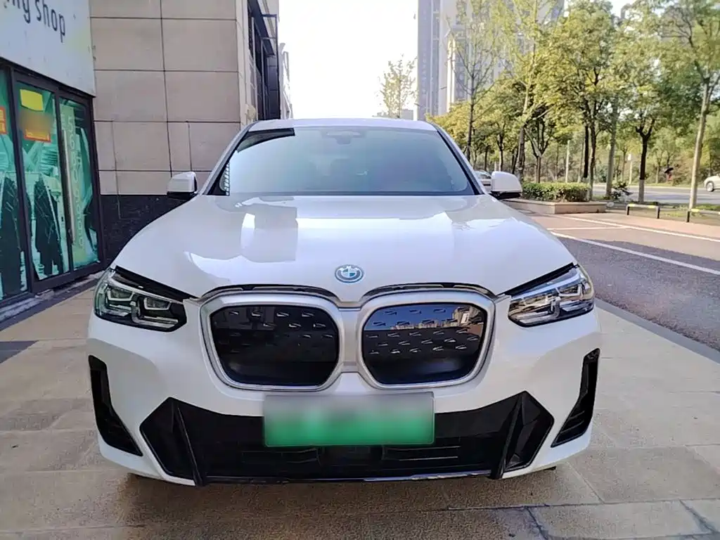 BMW iX3 2025