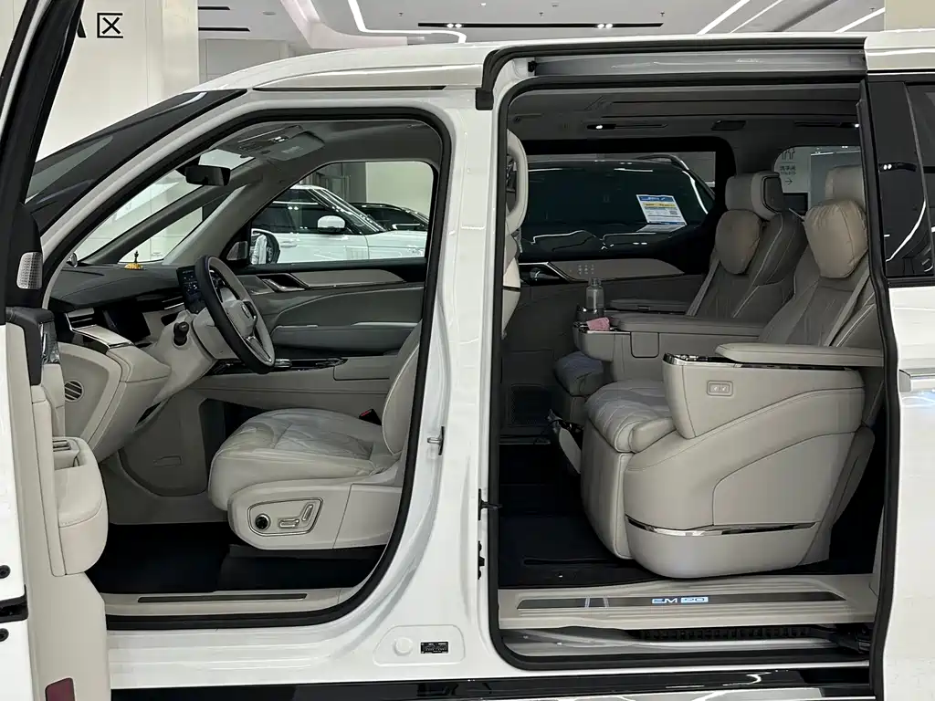 Volvo EM90 2024