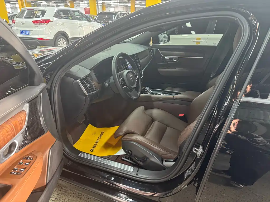 Volvo S90 2023