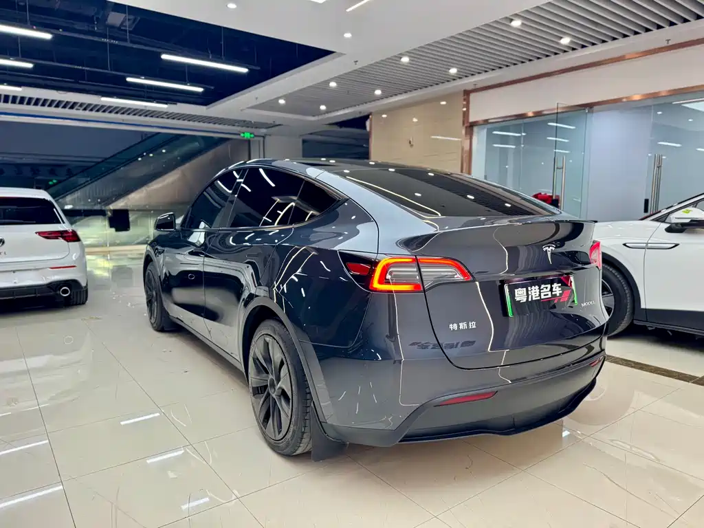 Tesla Model Y 2024