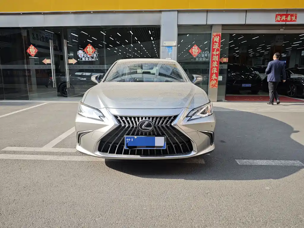 Lexus ES 2024