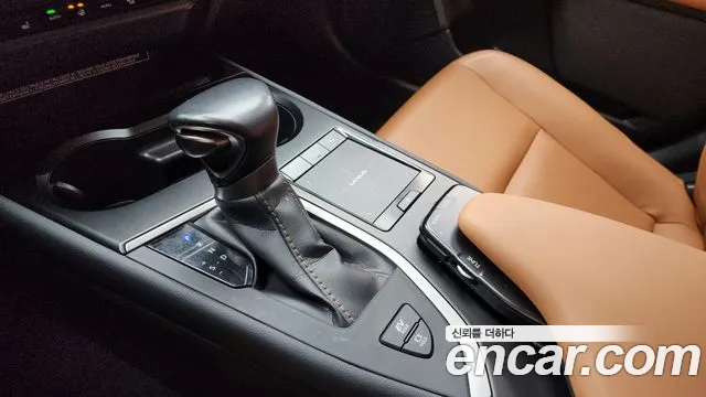 Lexus UX 2021