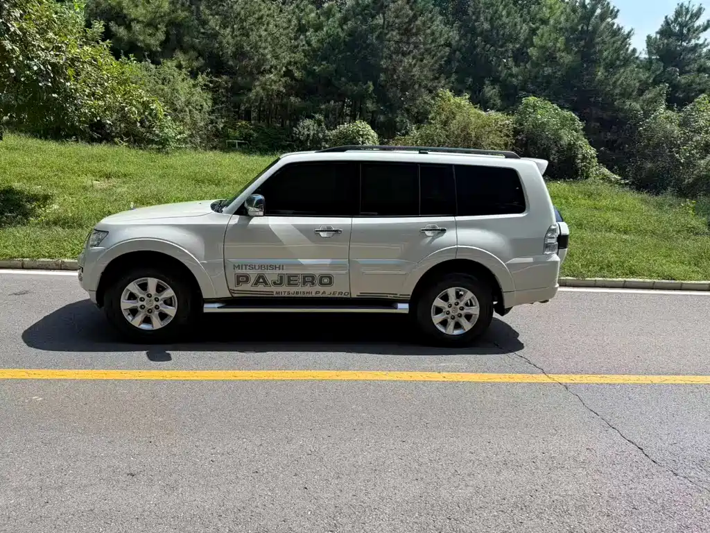 Mitsubishi Pajero 2020