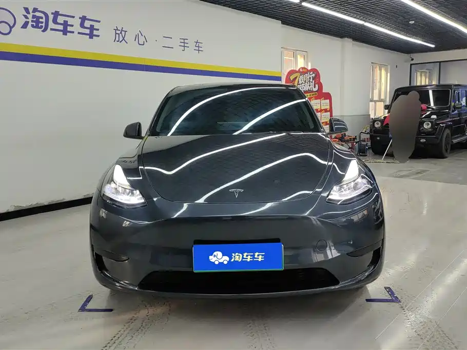 Tesla Model Y 2024