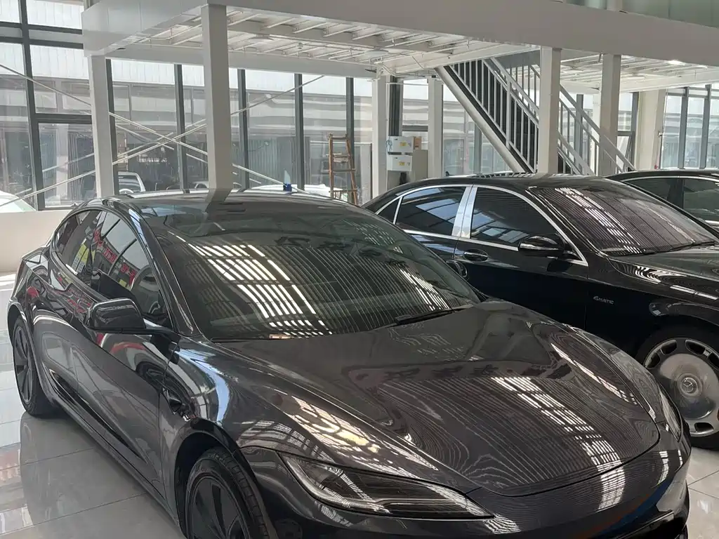 Tesla Model 3 2024