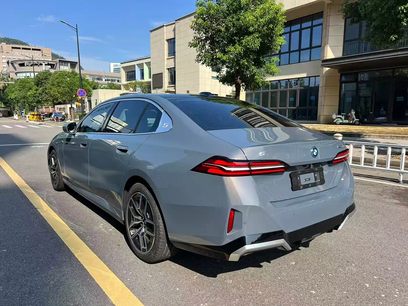 BMW i5 2024