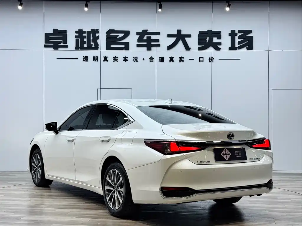 Lexus ES 2023