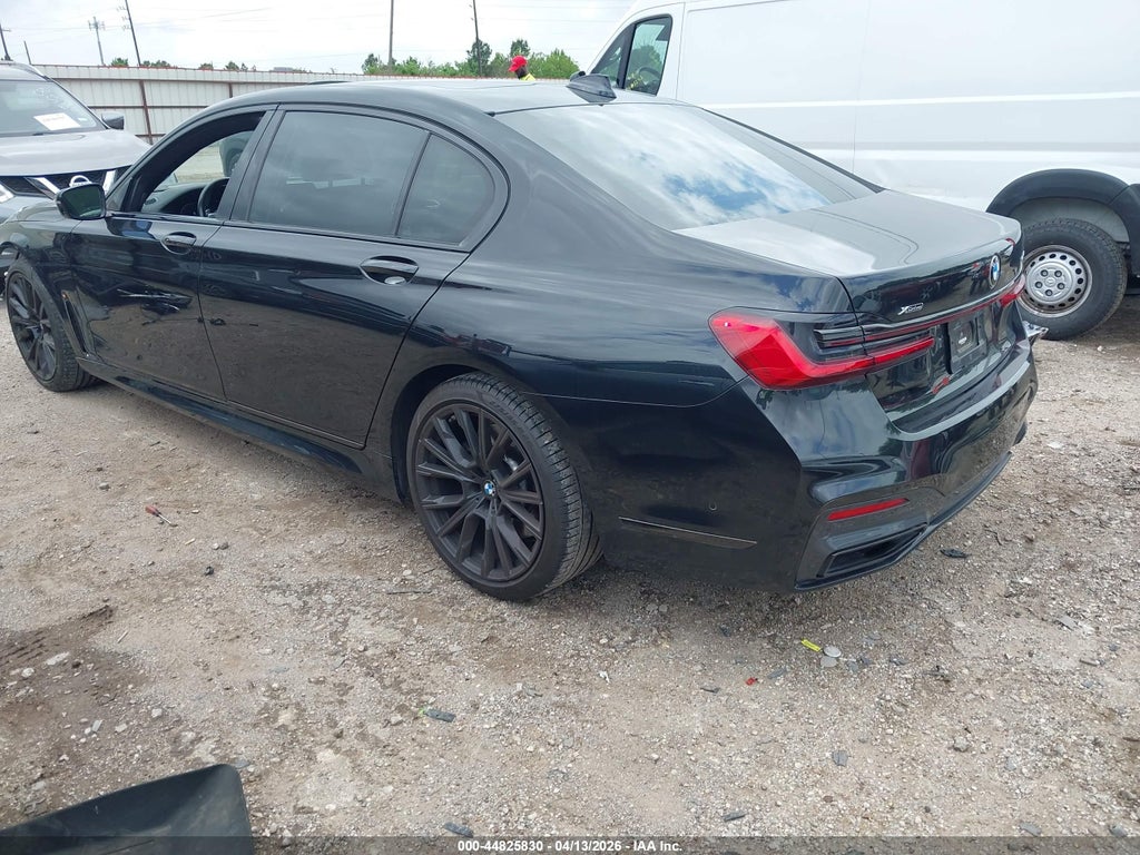 BMW 750 2022