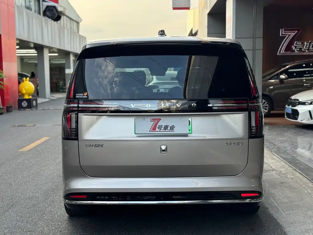 Volvo EM90 2024